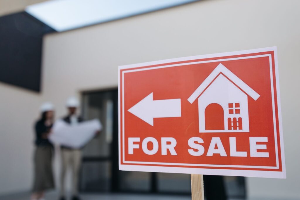 Should You Sell to a Cash Buyer or List on the Open Market?